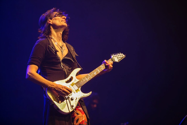 Стив Вай - гитарист, который играл в 10 группах