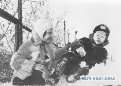 Вот забыл, а эта шапка на резинке была или на шнурках?!