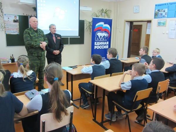 Как администрация школы возвела Путина в государственные символы России