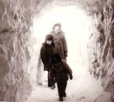 В Наро-Фоминске для пешеходов выкопали тоннель в сугробе