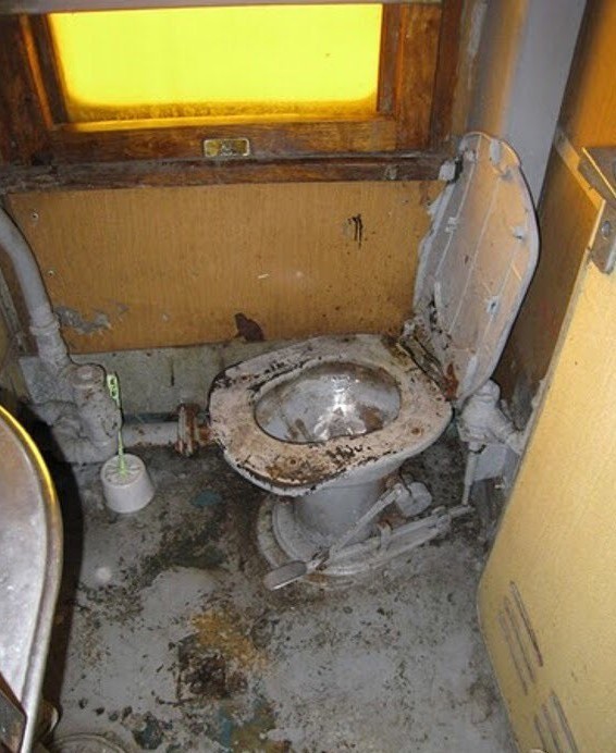 Кто-то очень любит бухать в купе)))