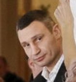 Голая активистка Femen напала на Кличко на выборах