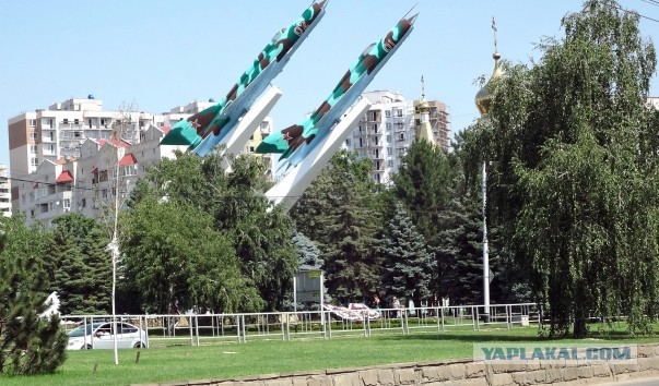 Самолет во дворе