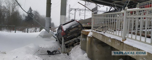 Автомобиль Вольво упал с эстакады на ж/д пути в районе станции Фроловская под Клином