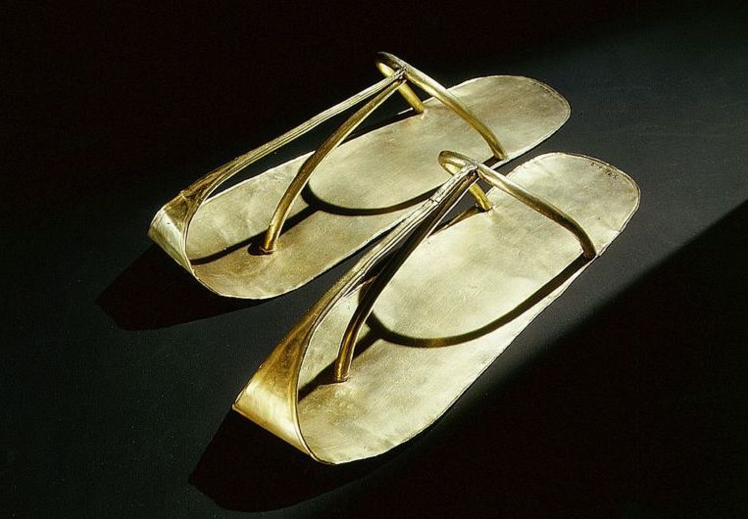 Первые сандали. Древний Египет золотые сандалии Тутанхамона. Золотые сандалии Тутанхамона. Обувь фараона древнего Египта. Сандалии в древнем Египте.