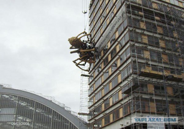 Механический паук в Ливерпуле (5 фото)