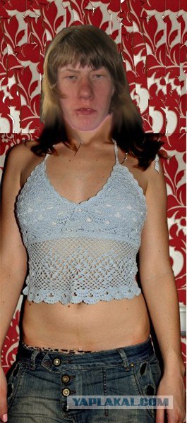 Девушка продает платье