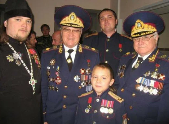 Зашёл в магазин для казаков и посмотрел почём там бурки, шашки, нагайки и медальки