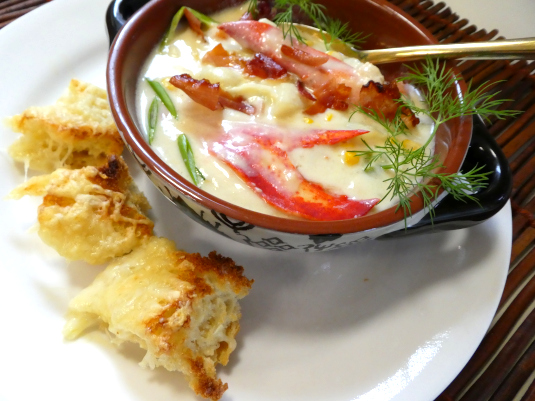 Рыбный чаудер с картофелем, кукурузой и хрустящим беконом.