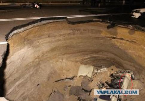 В Крыму в яму провалилась машина
