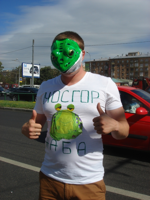 Экологи атаковали живыми жабами!