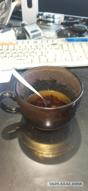 А из какой кружки вы пьёте на работе?