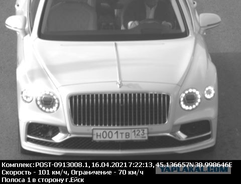 Охранники напали на державшего обочину водителя