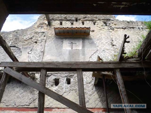 Христианский крест в  Геркулануме? Загадки истории с Лысым Камрадом