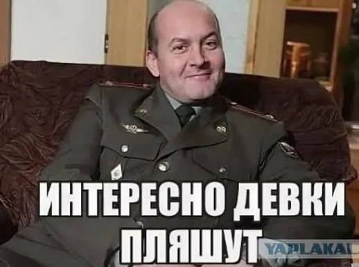 Просто задорная девка танцует