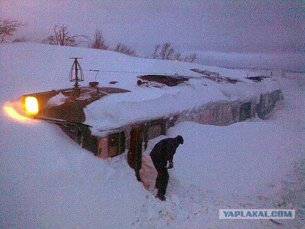 В сугробах застрял пассажирский поезд