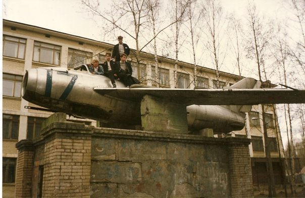 Самолет во дворе