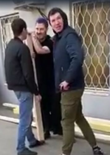 Товарищ с бревном ставит на чёрное. 16+