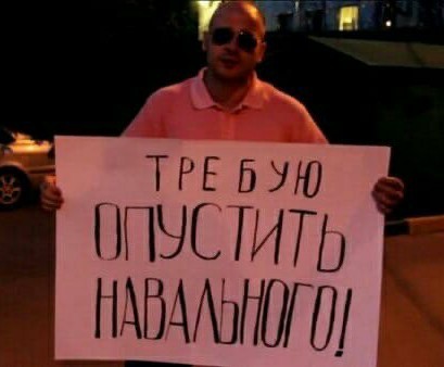 Возле Пушкинской площади начались столкновения с полицией. Неизвестные забрасывают ОМОН бутылками и файерами