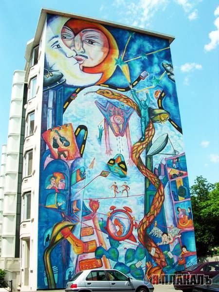 Рисунки на асфальте, строениях и т.п.