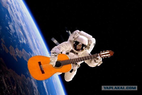РПЦ обвинила уральского космонавта в разрушении страны из-за костюма на Хэллоуин.