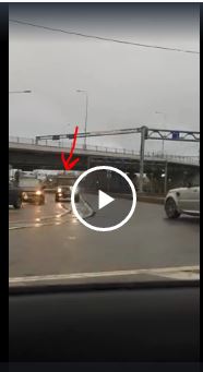 В Петербурге Rolls-Royce Wraith за 25 миллионов рублей не вписался в поворот. Номера сразу сняли от камер зевак