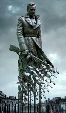 Леса сняты, монумент Советскому солдату подо Ржевом виден издалека.