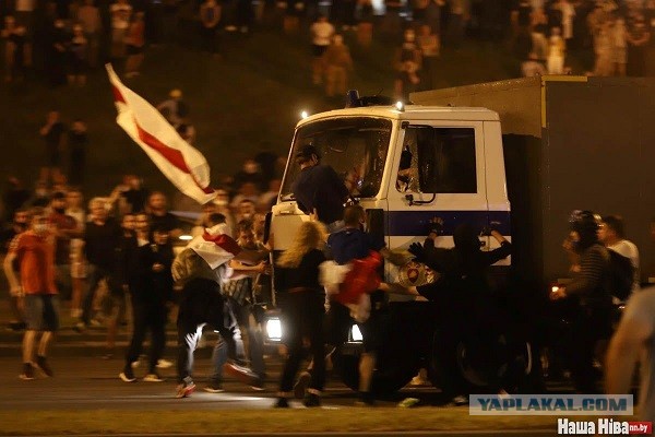 В Беларуси на протестах автозак переехал парня