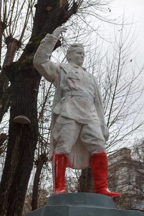 Под Петербургом замироточил Ленин