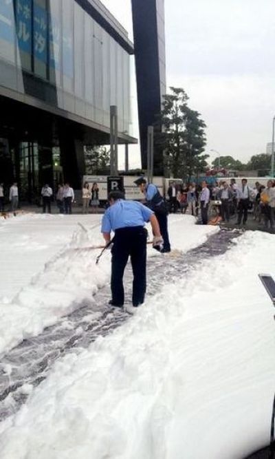 Не нужно было выливать в канализацию гель для душа