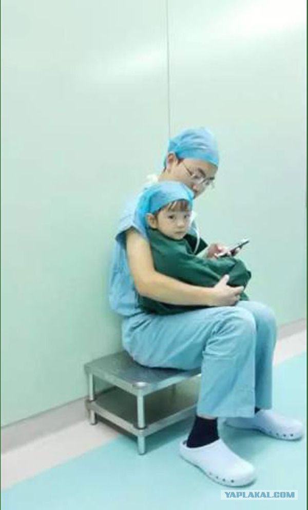 Хирург успокаивает маленькую девочку