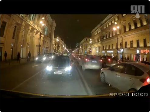 Очередное быдло не пропускает скорую