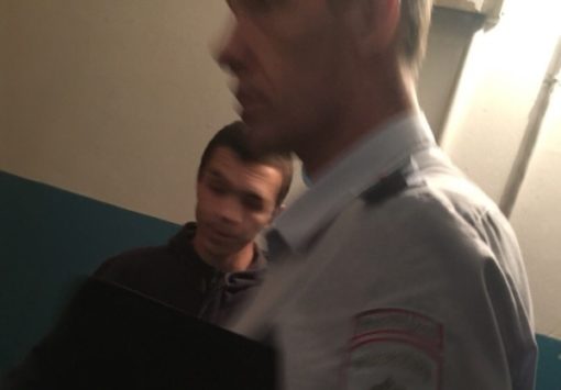 В городе Орёл по улице ходит шизик, который избивает собаку и поясняет за жизнь в стране.