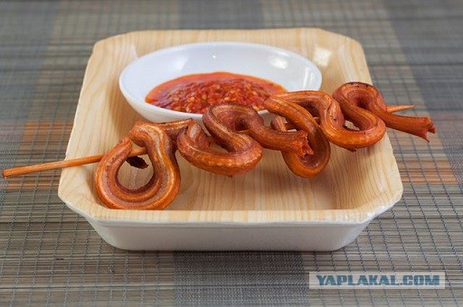 Кот завалил змея