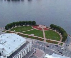 Что это за красные колонны в Петербурге?