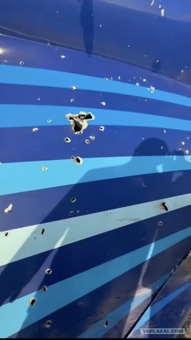 Появилось видео, снятое пассажирами самолета после взрыва неподалеку от самолета.