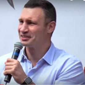 Кличко сделал подъем переворотом во время интервью