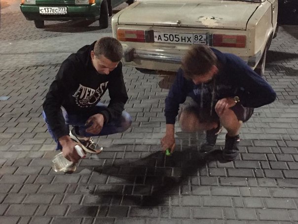 В Евпатории полицейские заставили водителей отмывать следы от шин после дрифта.