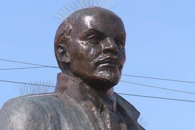 В Магадане на памятник Ленину установили шипы для отпугивания птиц