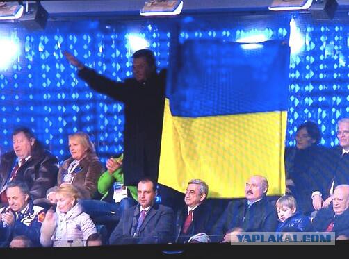 "Георгиевские " ленточки против флагов УПА