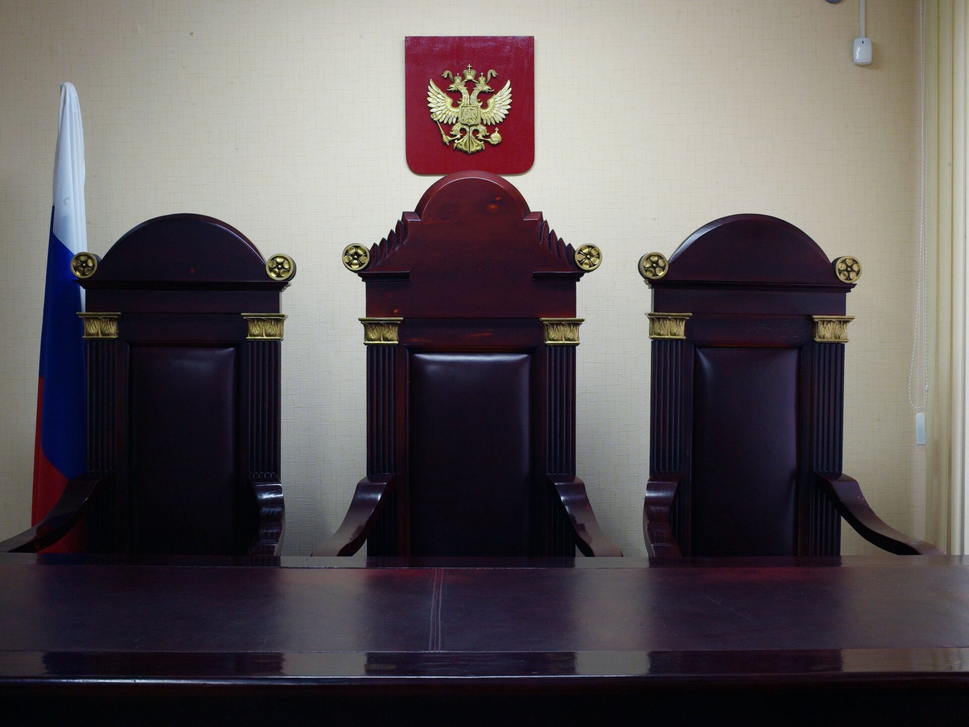 З суд. Судейское кресло. Кресла для залов судебных заседаний. Кресло судьи в зале суда. Судейское кресло суд.