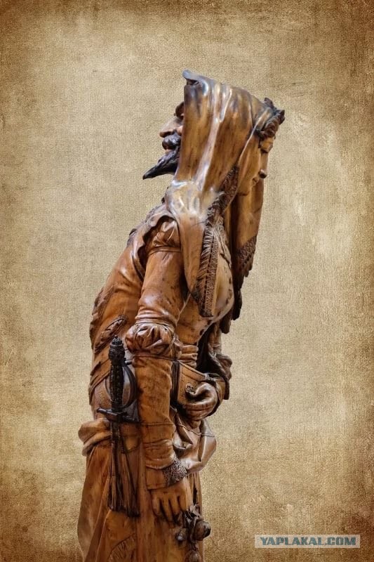 Стоит статуя посреди заката а место уя большая лопата...