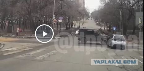 В Хабаровске "Гелендваген" попытался проскочить перекресток на красный свет, но столкнулся с "Тойотой".