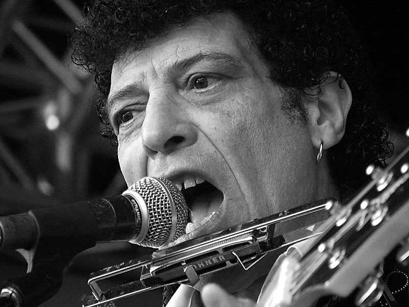 Любить музыканта. Любить музыканта. Фотосессия с гитарой на природе. Джошуа белл американский дирижёр. Влюбленные с гитарой.