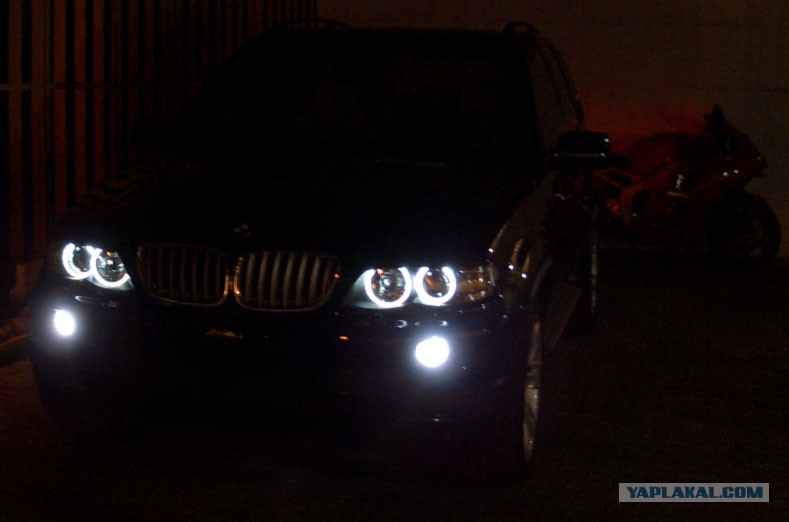 Ангельские глазки х5. Ангельские глазки BMW е53. BMW x5 e53 в темноте. БМВ х5 е53 ночью. Ангельские глазки БМВ х5 е53.