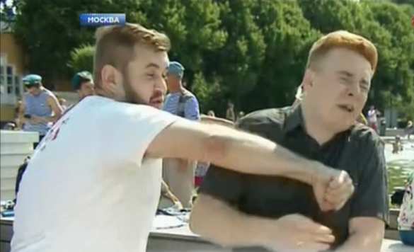 Народ собрался у здания суда. Суд над водителем Фургаломобиля