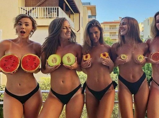 Девушки с арбузом