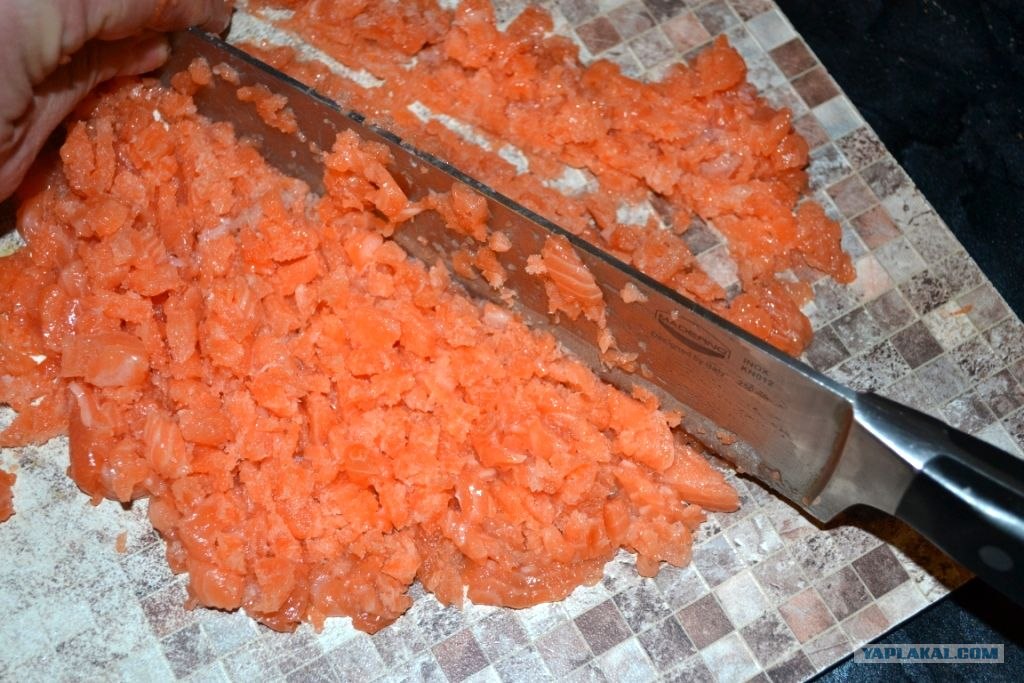 рыбные котлеты с тещей форели. фарш из горбуши. рыбный фарш из форели. фарш красных рыб. фарш из красной рыбы.