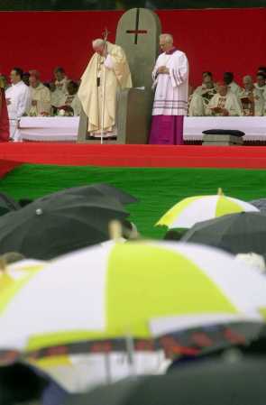 У гроба Папы Иоанна Павла II