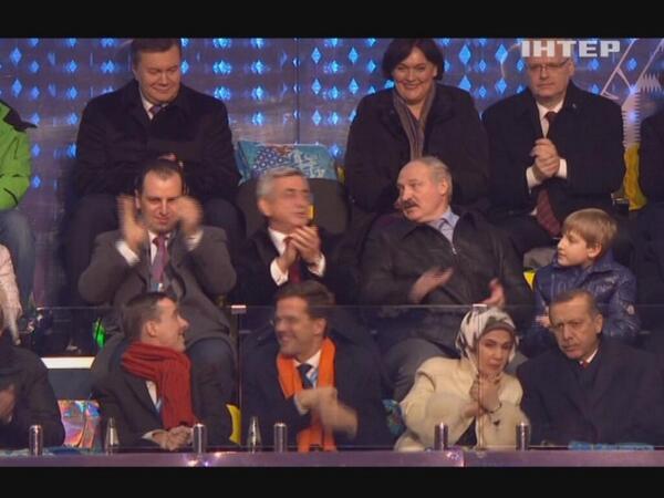 "Георгиевские " ленточки против флагов УПА